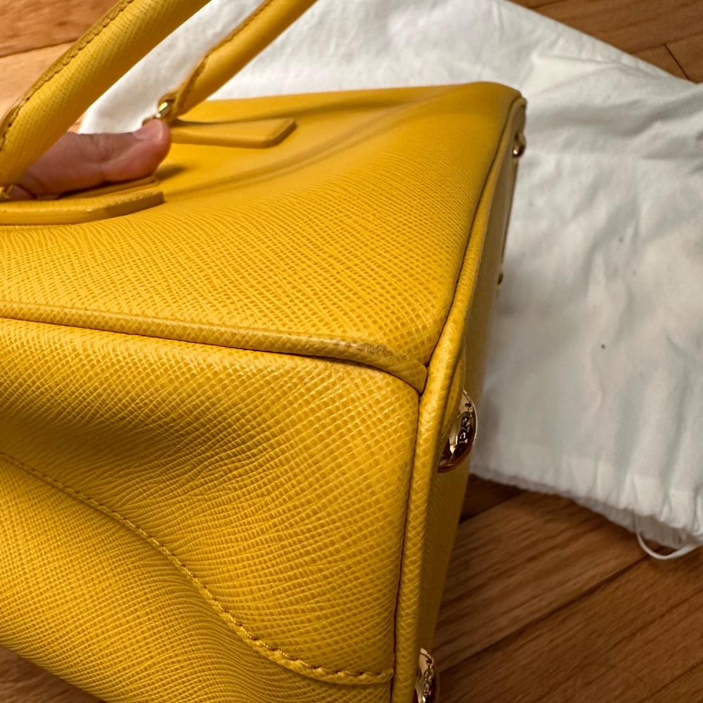 Prada Galleria Saffiano leather small-bag in Yellow - Picture 15 of 16